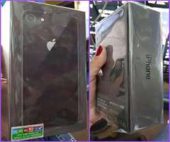 Iphone 8 nuevo en caja protectores de regalo