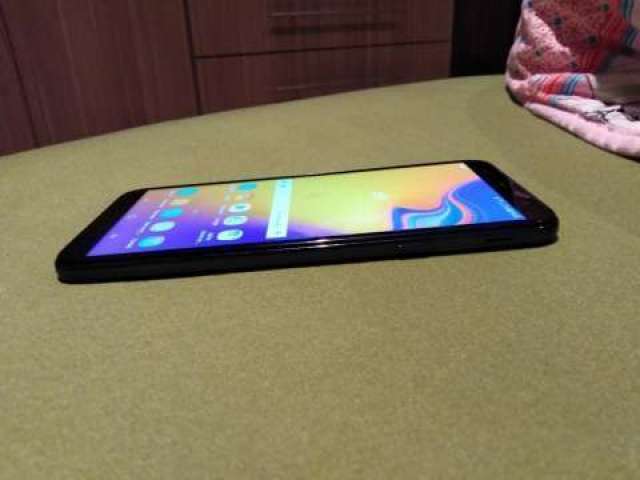 Samsung Galaxy J4 + Samsung Galaxy J4 +